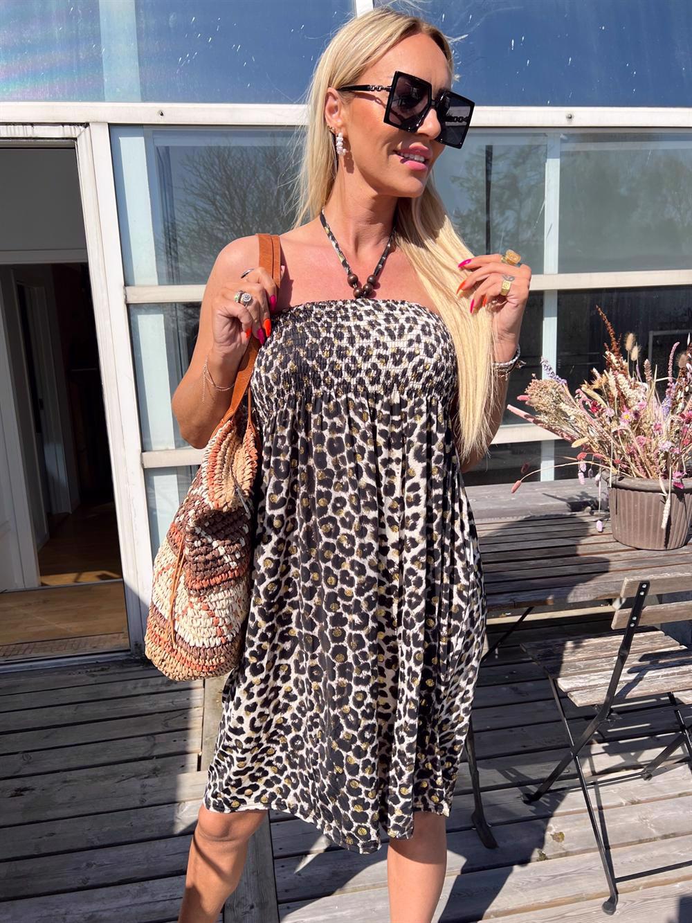 Mitsi Short - Blå elastisk klänning i blommönster med gulddetaljer